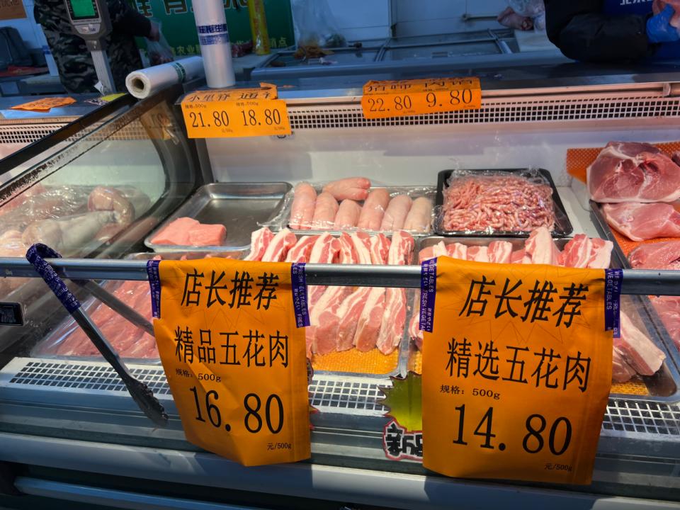猪肉价格被踩踏至7元一斤，究竟还会跌多久？